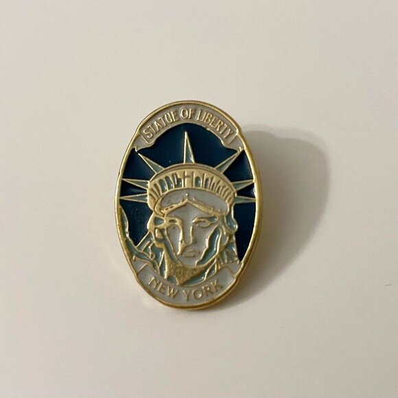 Vintage Statue of Liberty New York Pin Made in Canada - Picture 2 of 10